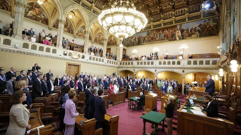 Blick in den Sitzungssaal des Wiener Gemeinderats: Hier werden Wiens politische Entscheidungen getroffen und Budgets verhandelt.
