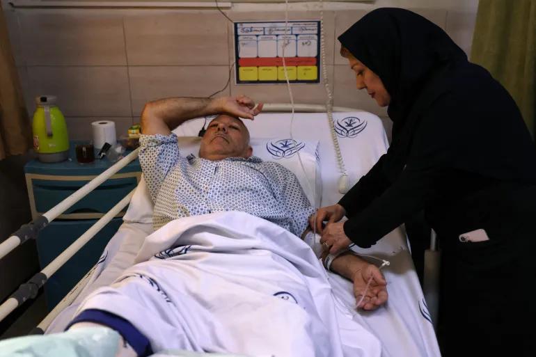جريح إيراني يتلقى العلاج بأحد مستشفيات طهران (الفرنسية)