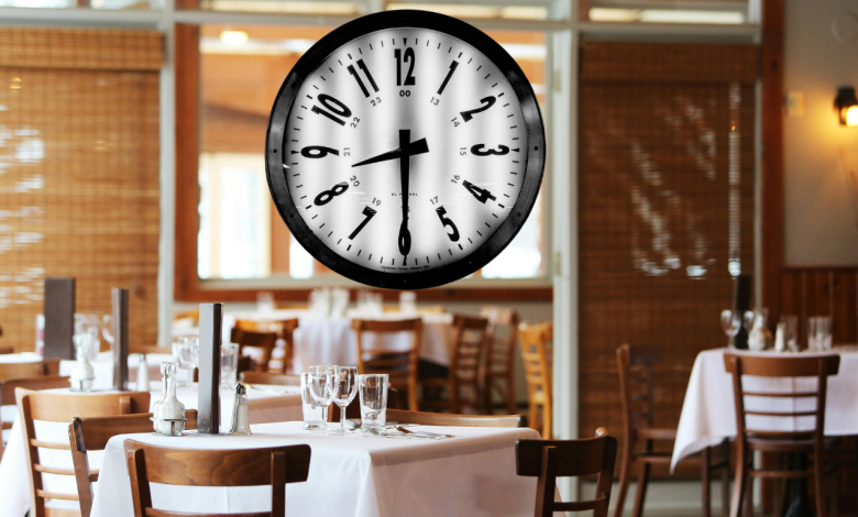 وفقًا لهيئة الإذاعة النمساوية، يتزايد في مدينة سالزبورغ، خاصة خلال موسم المهرجانات، اعتماد المطاعم على أنظمة تحدد المدة الزمنية التي يمكن للزبائن قضاؤها على الطاولة. ويُطلب من الزبائن، خصوصًا عند الحجز عبر الإنترنت، تحديد المدة المتوقعة للجلوس مسبقًا. يميل هذا النظام إلى الانتشار في المطاعم الواقعة وسط المدينة والمطاعم الراقية التي تشهد إقبالًا مرتفعًا. وذكر ممثلو قطاع الضيافة في غرفة الاقتصاد أن الهدف من هذه الخطوة هو إدارة تدفق الزبائن بشكل أفضل. في مطعم Zwettler’s في البلدة القديمة بسالزبورغ، على سبيل المثال، تُحسب مدة ساعتين لكل طاولة محجوزة. وتوضح صاحبة المطعم، إليزابيث غروبر، أن من يرغب في البقاء فترة أطول يمكنه تحديد ذلك عند الحجز، مؤكدة أن معظم الزبائن يتفهمون الأمر وأنها لم تواجه انتقادات تُذكر. وترى غروبر أن النظام يسمح بتحقيق توازن بين زيادة الأرباح وتجنب الضغط على الزبائن، مشيرة إلى أن الحجز لمدة ساعتين قد يسبب بعض التوتر إذا كان كل الطاولات محجوزة بهذا الشكل، لكنه يمنح في الوقت نفسه فرصة لاستقبال أكبر عدد ممكن من الزبائن. ويؤكد العديد من أصحاب المطاعم أن هذه الأنظمة لا تقتصر فوائدها على تحسين معدل دوران الطاولات وزيادة العائدات، بل تمنح أيضًا مرونة أكبر في التخطيط المسبق وإدارة الخدمة. ANN