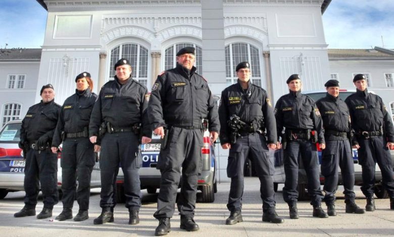 © KURIER/Walter SchweinösterEin Zug der Einsatzeinheit patrouilliert seit Anfang Februar durch Salzburg