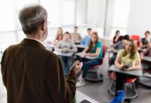 Wegen seiner Überstunden darf ein Direktor nun 5 Jahre früher in Penison. iStock
