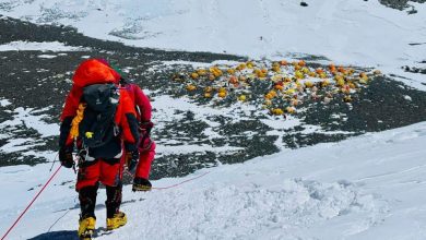 Bergsteiger blicken auf ihrem weg zum ount Everest zurück auf Camp 4 am höchsten Berg im Himalaya und auf der Welt. ©APA/AFP