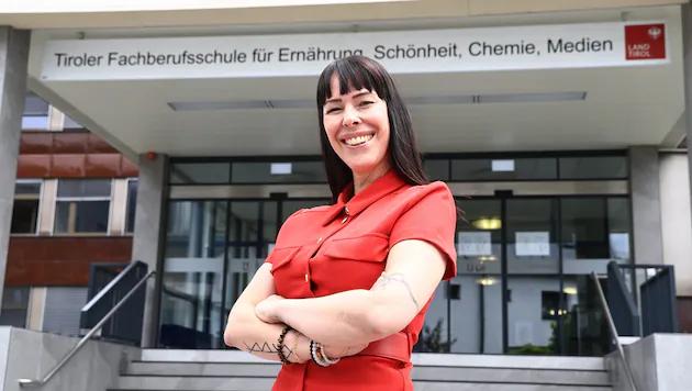 r) Porträt von Peter Freiberger Von Peter Freiberger Obwohl Direktor und Schulinspektor positive Stellungnahmen abgaben, verlängerte die Tiroler Bildungsdirektion den Vertrag einer engagierten Junglehrerin nicht. Alteingesessenen Lehrkräften war die moderne Kollegin ganz offensichtlich ein Dorn im Auge. Krone.at als bevorzugte Quelle in Google News hinzufügenKronen Zeitung als bevorzugte Google-Quelle hinzufügen Sie arbeitete als Kosmetikerin in den besten Häusern, hatte die Spa-Leitung in einem Tiroler 5-Sterne-Hotel inne. Als Fachlehrerin für Kosmetik und Fußpflege schlug die Innsbruckerin Melanie Stanojevic an der Tiroler Fachberufsschule für Ernährung, Schönheit, Chemie am Lohbachufer in Innsbruck im Herbst des Vorjahres einen neuen (Berufs)weg ein. Doch ausgerechnet dort kam ihr Äußeres mit aufgespritzten Lippen gar nicht gut bei den Kolleginnen an. „Ich fiel Mobbing zum Opfer“, kann es die 40-Jährige nicht fassen. Beschwerde beim Innungsmeister Ihre aufgespritzten Lippen seien zu sexualisiert, wurde getuschelt. „Dann hat sich eine Kollegin unter anderem beim Innungsmeister über mich beschwert. Ich sei für den Job nicht geeignet“, schildert die zweifache Mutter. Auch Screenshots ihres Instagram-Auftritts und von TikTok-Videos, die sie mit Schülerinnen machte, wurden an Entscheidungsträger verschickt. Der moderne Unterricht begeisterte viele Schülerinnen. Der moderne Unterricht begeisterte viele Schülerinnen.(Bild: Christof Birbaumer) Auf Instagram postete Stanojevic ein Foto mit einer Waffe am Arzler Schießstand. Die Folge: Ein Screenshot davon landete bei der Bildungsdirektion, eine Anzeige wegen angeblichen unbefugten Führens einer Schusswaffe folgte postwendend. „Das Verfahren wurde eingestellt“, betont Stanojevic. Freilich: Den Screenshot nahm eine Kollegin zum Anlass, sich in der Schule bedroht zu fühlen. Sie forderte gar Personenschutz! Zitat Icon Ich bin Mobbing zum Opfer gefallen. Jetzt habe ich mich an den Bildungsminister gewandt. Melanie Stanojevic Bild: Christof Birbaumer Die Schülerinnen überschütteten Melanie Stanojevic mit Lob für ihre menschliche und fachlich ... Die Schülerinnen überschütteten Melanie Stanojevic mit Lob für ihre menschliche und fachlich kompetente Art.(Bild: privat, Krone KREATIV) Schulinspektor und Direktor auf Seite der Lehrerin Schließlich schickte die Bildungsdirektion den Schulinspektor in die Klasse der 40-Jährigen. Der gab ein positives Urteil über die Arbeit von Stanojevic ab – genau wie der Schuldirektor. Die Quereinsteigerin ging im Unterricht neue Wege. Die Quereinsteigerin ging im Unterricht neue Wege.(Bild: Christof Birbaumer) Bei den Schülerinnen war Melanie mehr als beliebt. Diese überschütteten sie in Briefen mit Lob für ihre menschliche und fachlich kompetente Art – auch dafür, neue Wege im Unterricht gegangen zu sein. In dasselbe Horn stießen Betriebe und eine frühere Lehrerin, die Modell stand. Bildungsminister informiert All das ließ die Bildungsdirektion kalt. Am Freitag ist der letzte Arbeitstag für die Lehrerin. Sie hat inzwischen den Bildungsminister informiert. Tirol 10.07.2026 05:00 comment Jetzt kommentieren