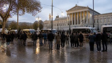 مظاهرة صغيرة هادئة أمام البرلمان في فيينا وسيارات شرطة