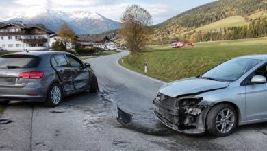 سيارتان متضررتان بعد حادث على طريق ريفي في تيرول