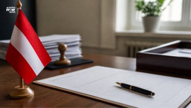 مكتب عليه استمارة طلب وقلم وعلم النمسا